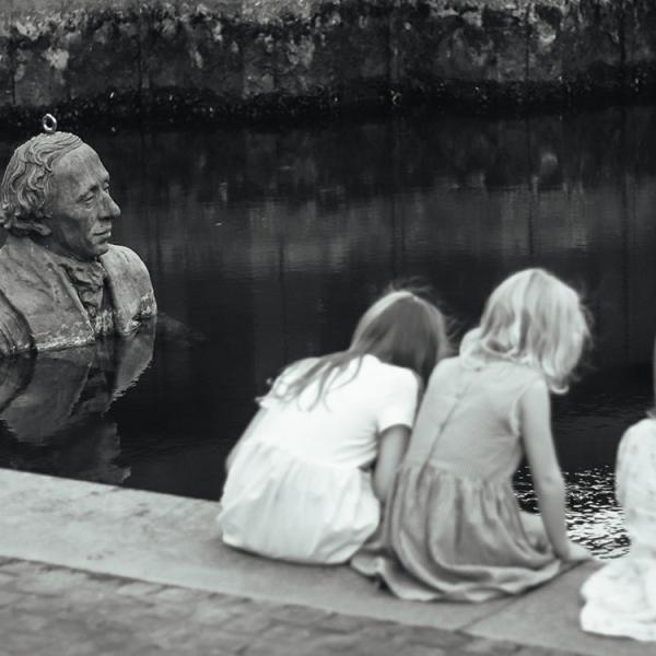 3 boern på havnen kigger på HCA