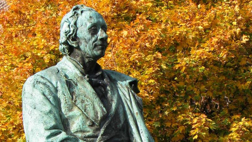 Hans Christian Andersen Skulptur mit Herbstlaub