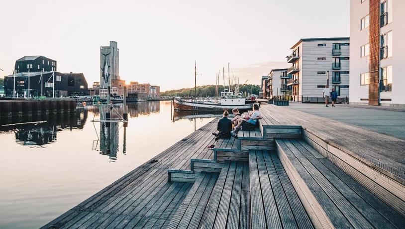 Am Hafen beim Sonnenuntergang entspannen