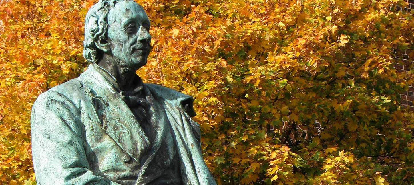 Hans Christian Andersen Skulptur mit Herbstlaub