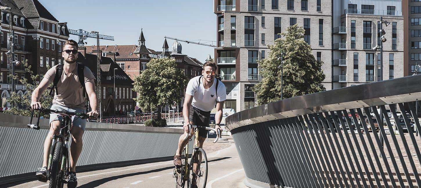 Zwei Radfahrer auf der Stadtbrücke
