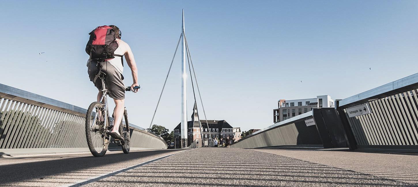 Fahrradfahrer auf der Stadtbrücke