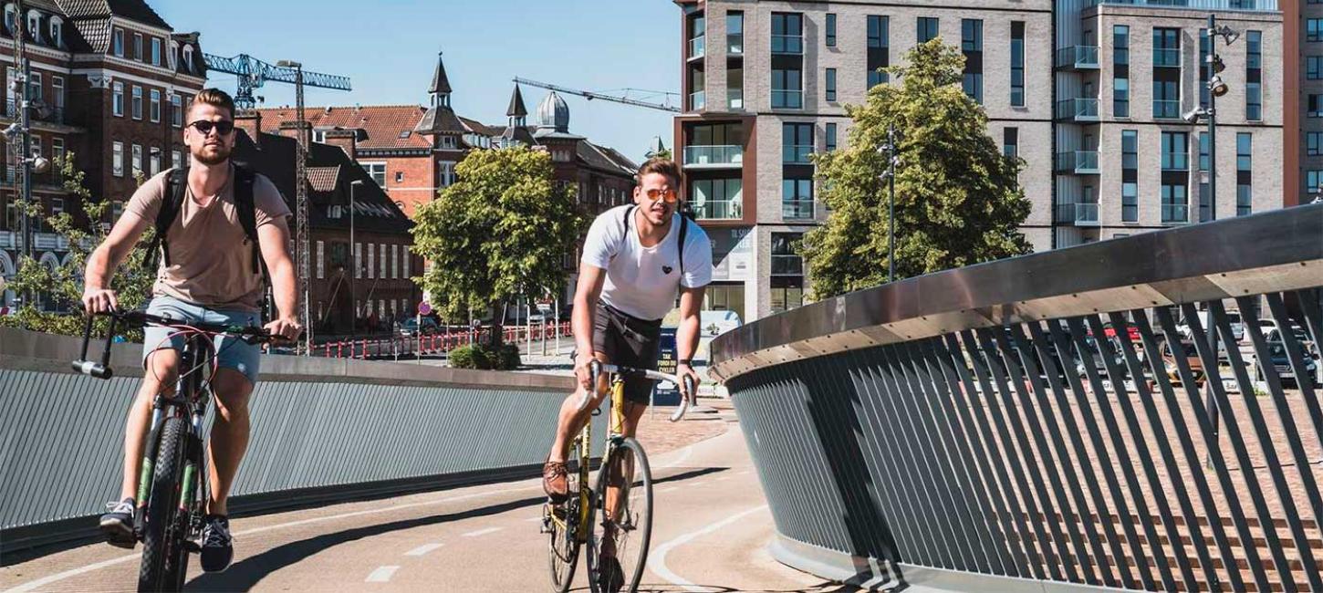 Zwei Radfahrer auf der Stadtbrücke