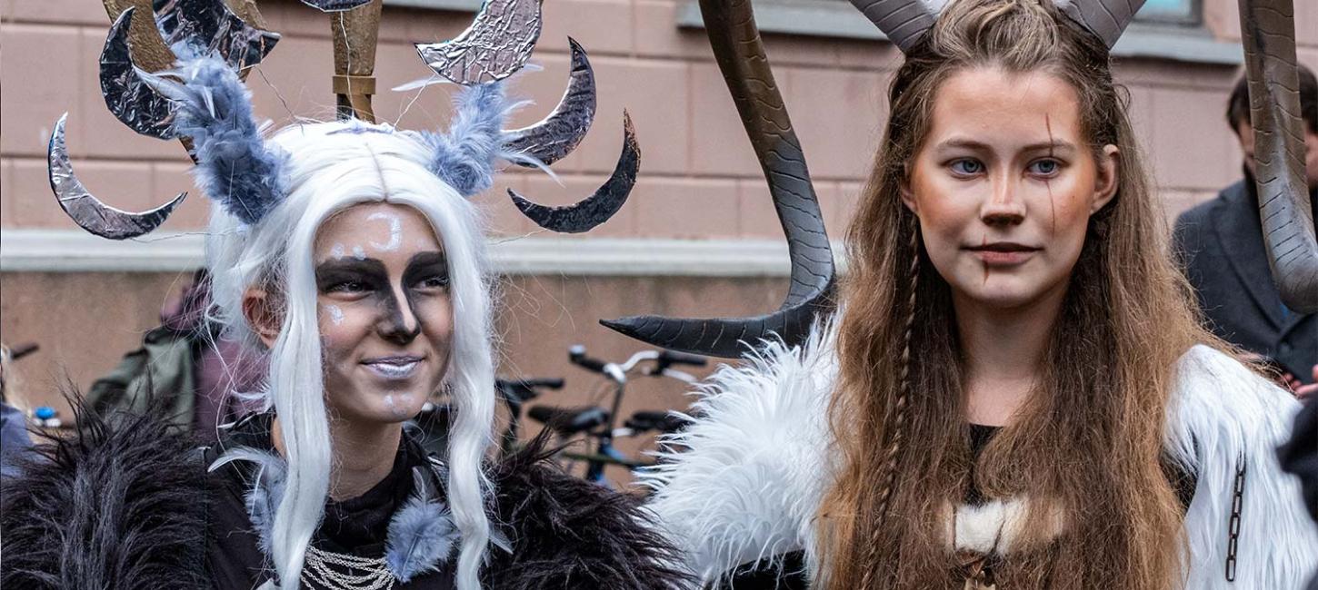 Zwei Mädchen in Kostümen beim Magic Days Fantasy Festival