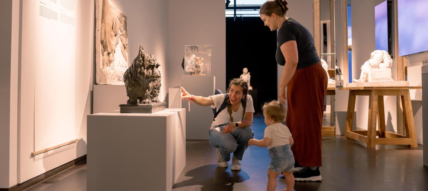 Anne Marie Carl-Nielsen familie ved skulptur