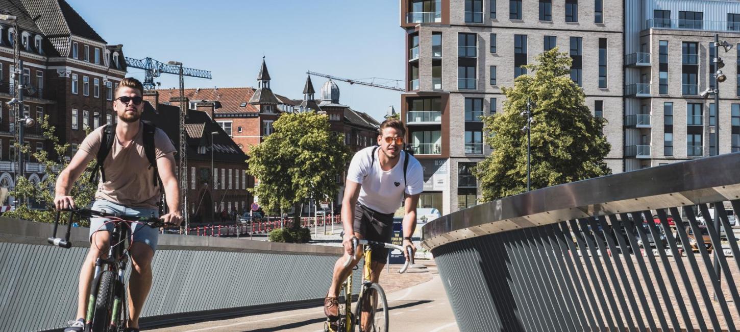 Zwei Radfahrer auf der Stadtbrücke