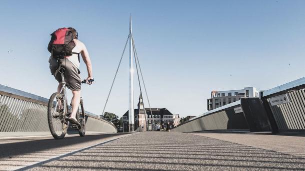 Fahrradfahrer auf der Stadtbrücke