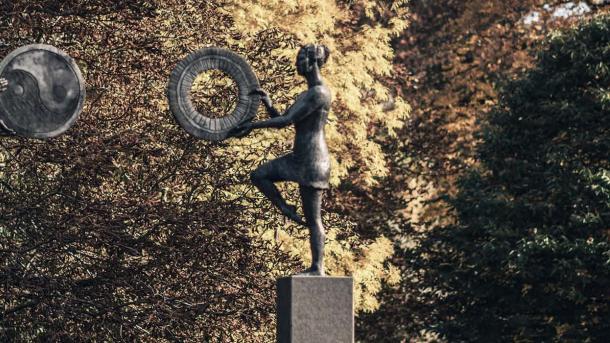Balanzbogen - Skulptur mit Herbstblätter