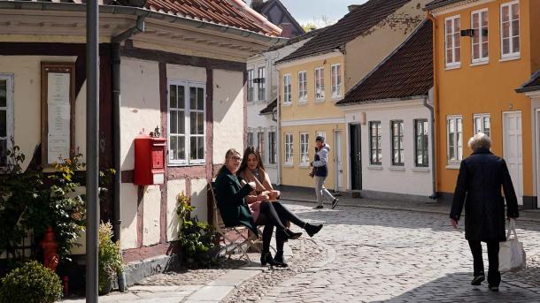 Julie og Emra på bænken i H.C. Andersen Kvarteret