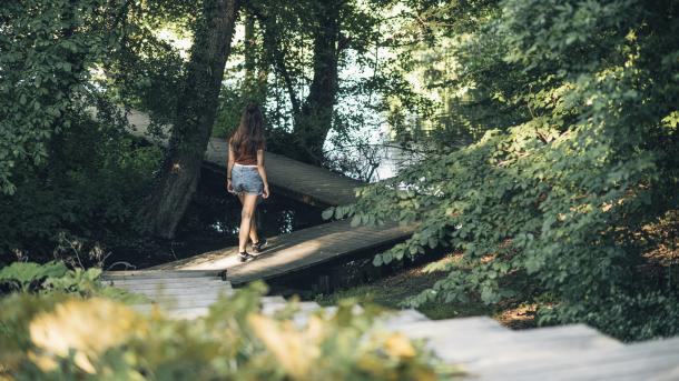 Pige på bro vandretur