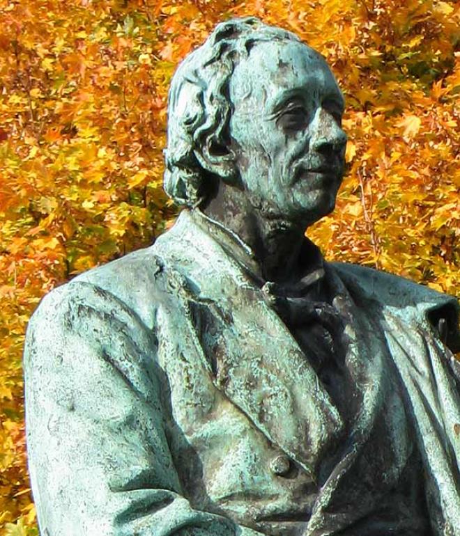Hans Christian Andersen Skulptur mit Herbstlaub