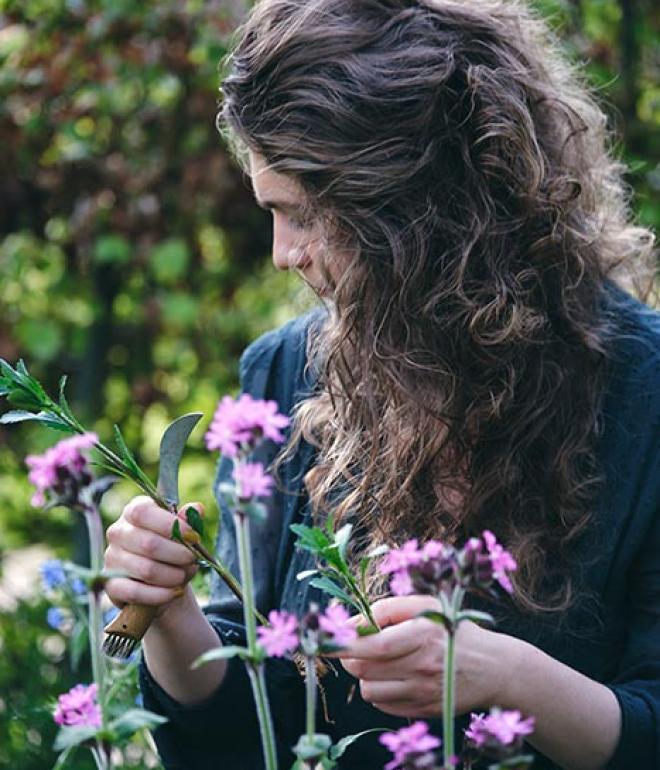 Nathalie Dahl samler blomster
