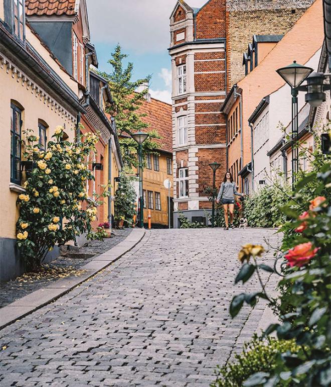 Pige med hund i Paaskestræde