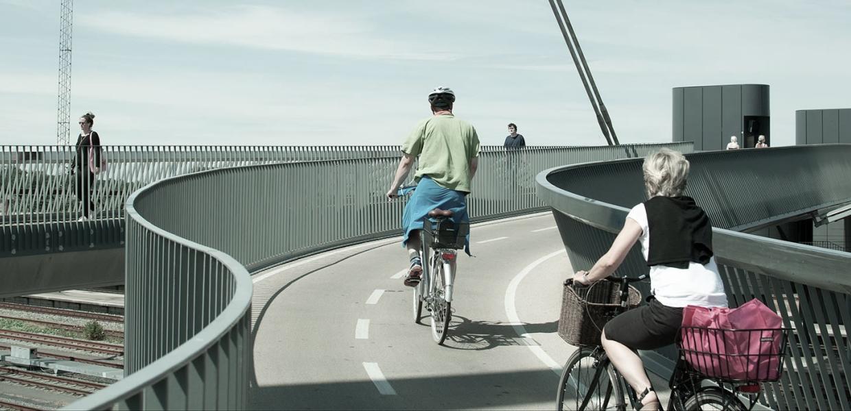 Zwei Radfahrer auf der Stadtbrücke