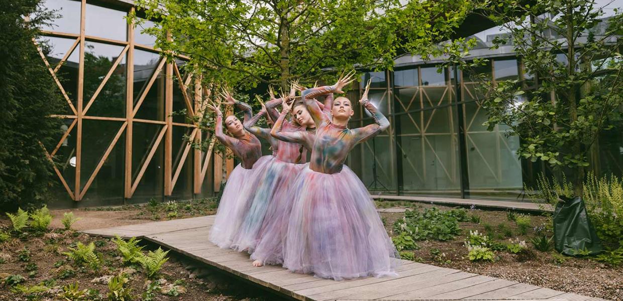 Balletpiger i haven ved H.C. Andersens Hus