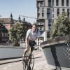 Zwei Radfahrer auf der Stadtbrücke