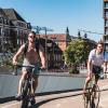 Zwei Radfahrer auf der Stadtbrücke