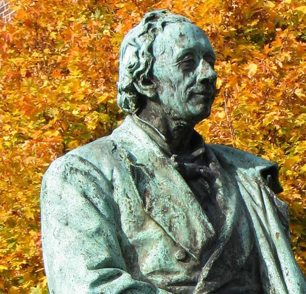 Hans Christian Andersen Skulptur mit Herbstlaub