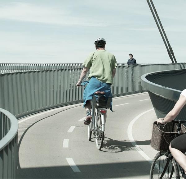 Zwei Radfahrer auf der Stadtbrücke