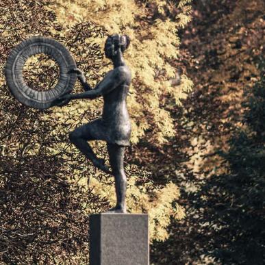 Balanzbogen - Skulptur mit Herbstblätter