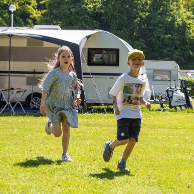 To børn på DCU Campingpladsen i Odense