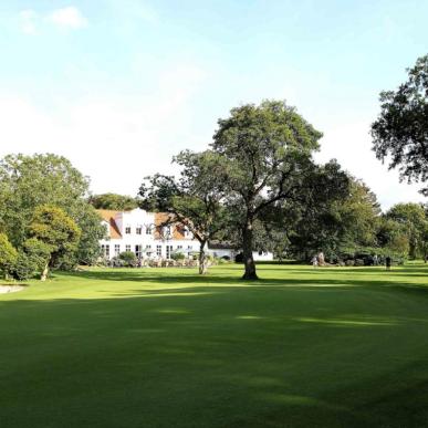 Golfspiller i rød polo - Barløse Golfklub
