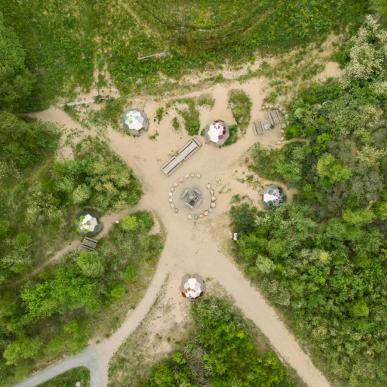 Tarup Davinde kunstshelters lodret over drone