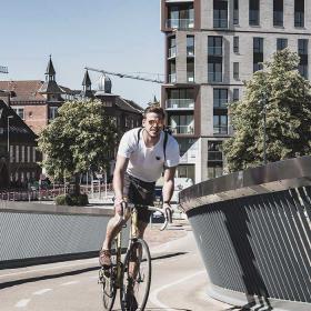 Zwei Radfahrer auf der Stadtbrücke