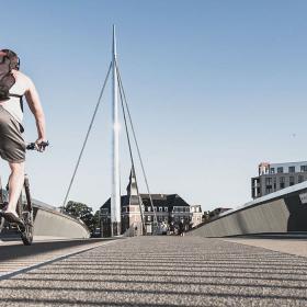 Fahrradfahrer auf der Stadtbrücke