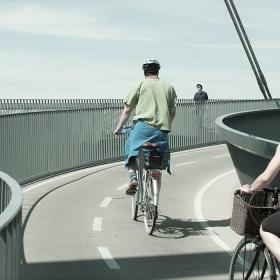 Zwei Radfahrer auf der Stadtbrücke