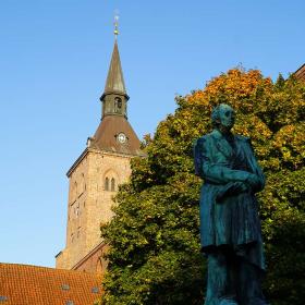 Odense Domkirke med H.C. Andersen statue - solopgang