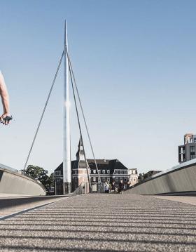 Fahrradfahrer auf der Stadtbrücke