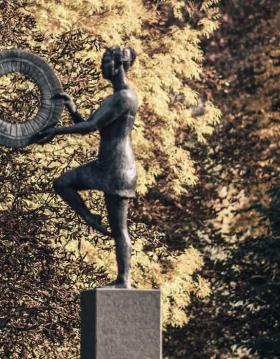Balanzbogen - Skulptur mit Herbstblätter