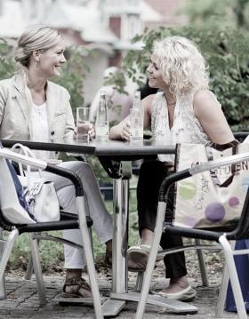 2 Frauen bei der Kaffee-Pause beim Shoppen