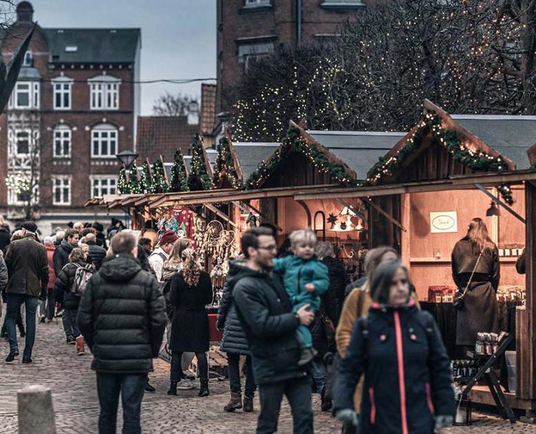 Weihnachtsmarkt mit Däumelinschen Skulptur