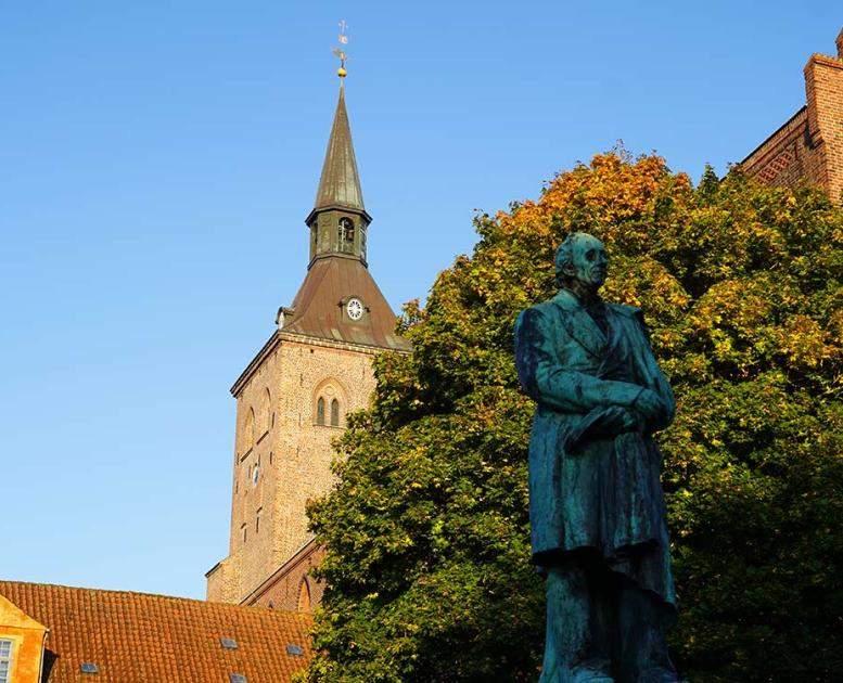 Odense Domkirke med H.C. Andersen statue - solopgang