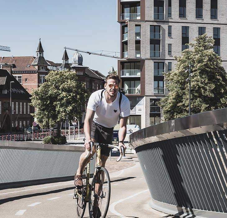 Zwei Radfahrer auf der Stadtbrücke