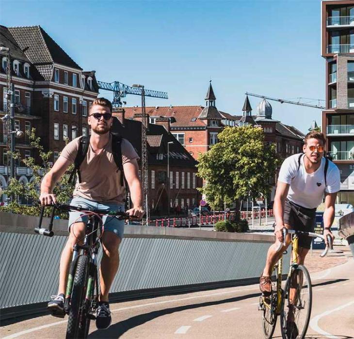 Zwei Radfahrer auf der Stadtbrücke