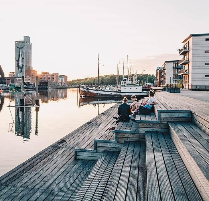 Am Hafen beim Sonnenuntergang entspannen