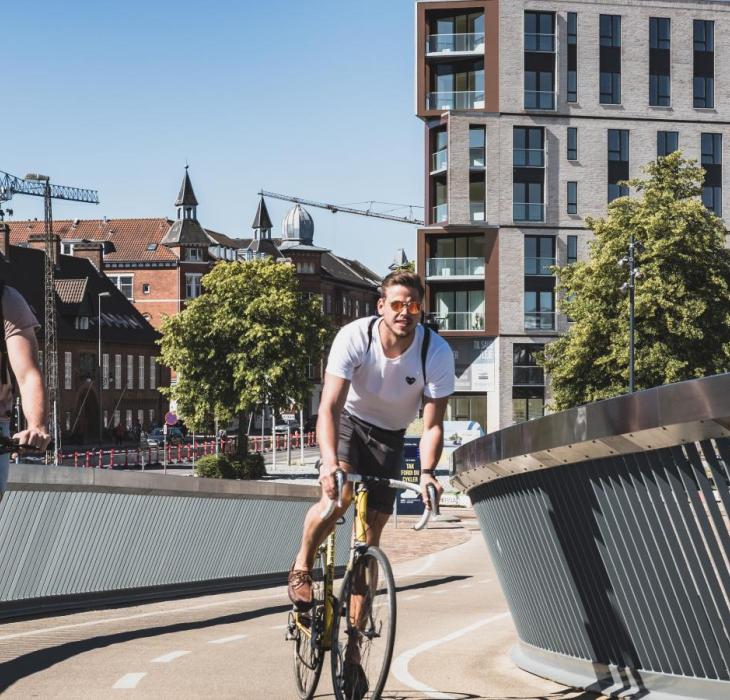 Zwei Radfahrer auf der Stadtbrücke